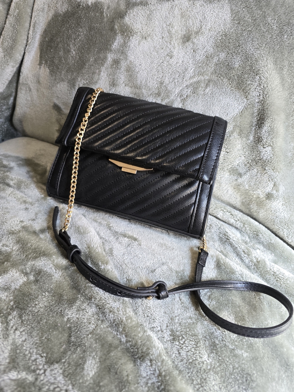 Classic Black Quilted Crossbody Shoulder Bag with Gold Chain